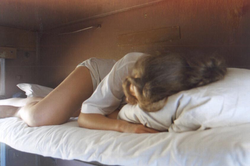 Спящие Девушки В Вагоне Фото