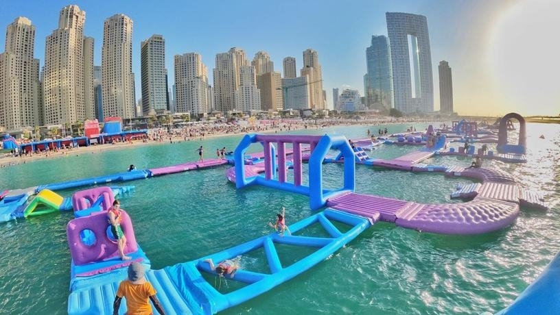В Дубае надувной аквапарк AquaFun попал в книгу рекордов Гиннесса
