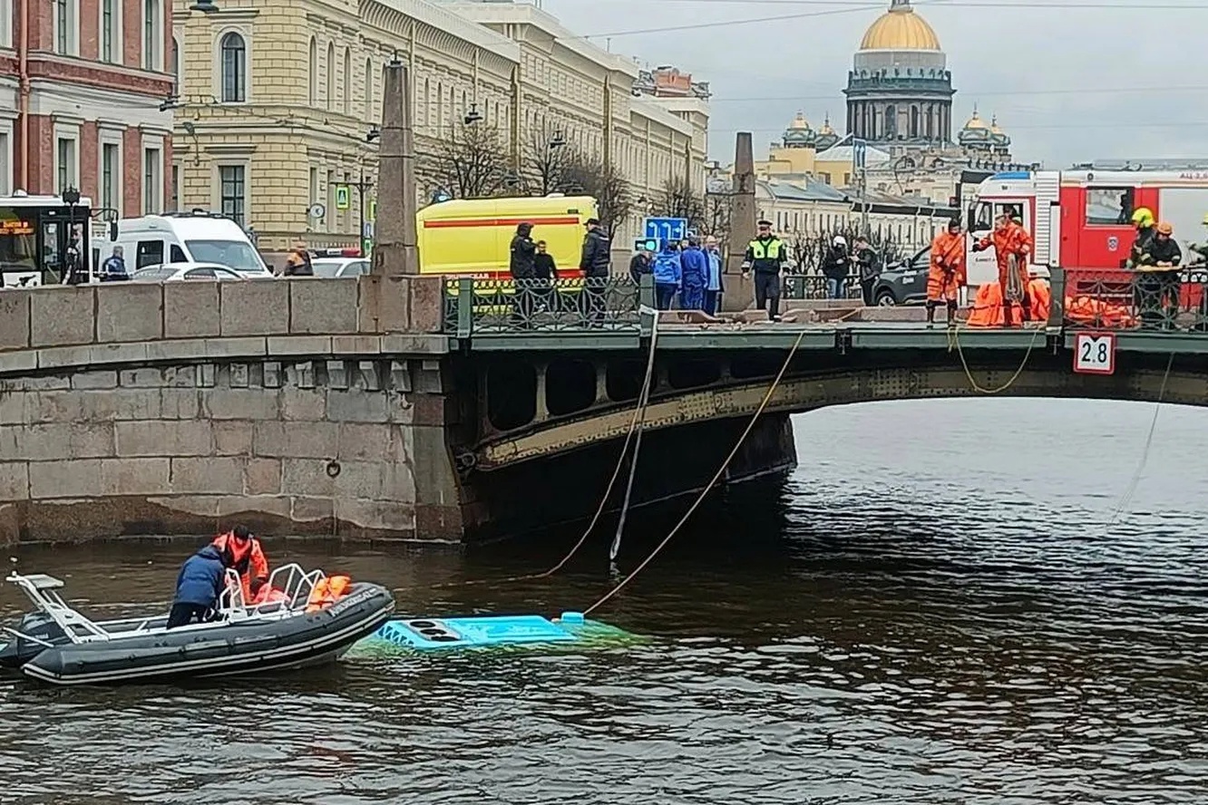 Минимум семь 200-х: Автобус с 20 пассажирами рухнул с Поцелуева моста в  реку Петербурге | Туристический бизнес Санкт-Петербурга